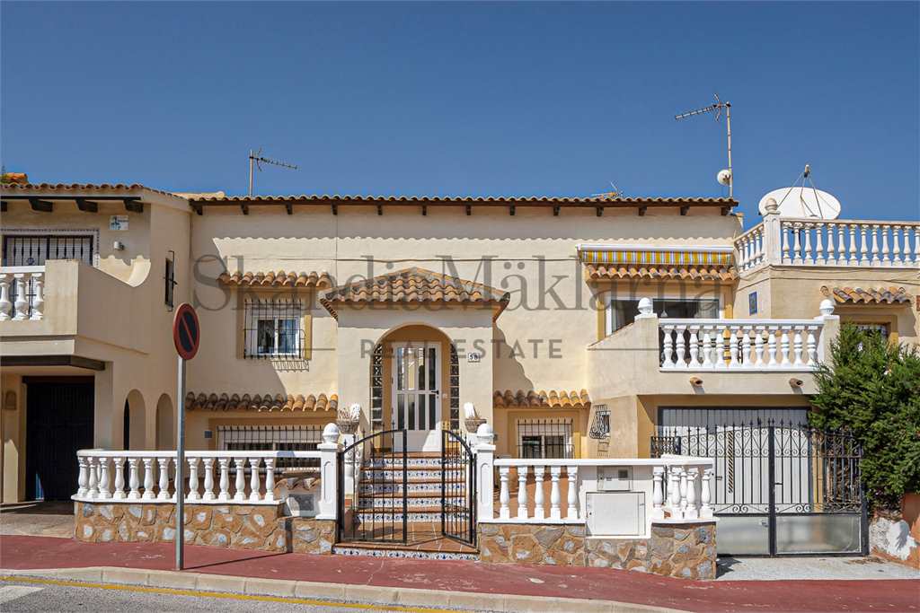 Radhus i Torrevieja, Spanien, Stort radhus med härliga utepl