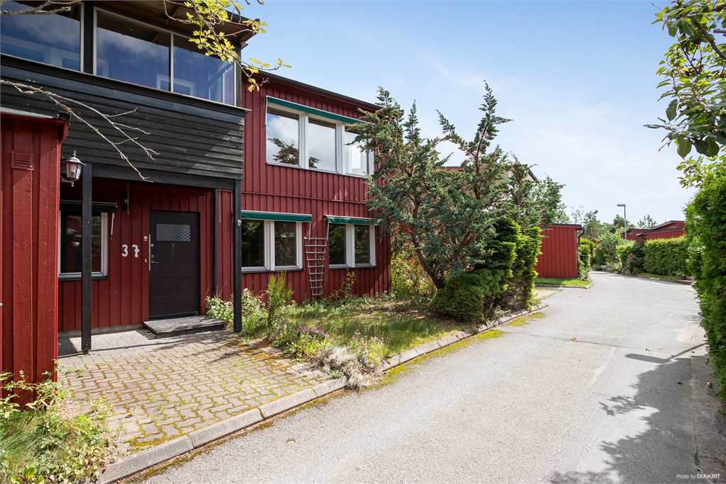 Radhus i Hanviken/Trollbäcken, Tyresö, Sverige, Svängstigen 37
